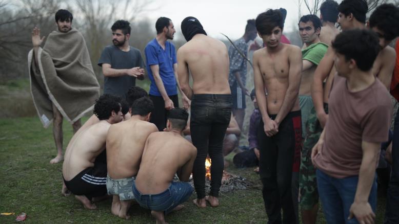 پۆلیسی یۆنان ئازاری کۆچبەران دەدەن و بە زۆرەملێ دیپۆرتیان دەکەنەوە