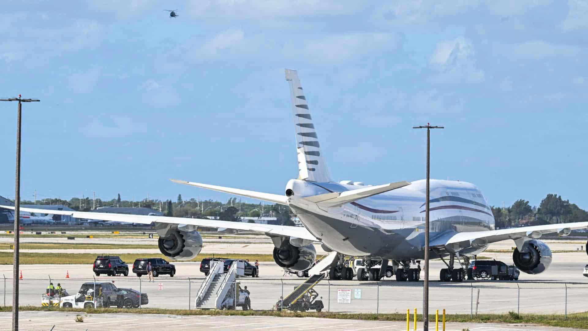 الولايات المتحدة تقبل طائرة بوينغ فاخرة هدية من قطر وتبدأ بتجهيزها لترامب