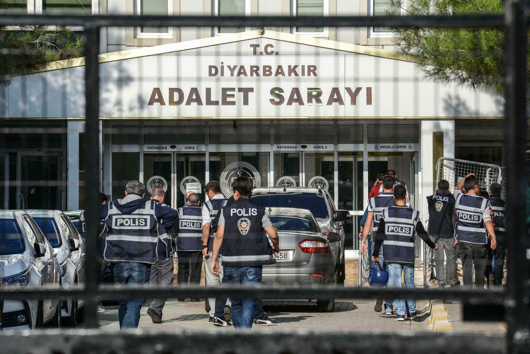 دادگای سزا قورسەکانی ئامەد داوای سزای ٨ ساڵ زیندانی بۆ ڕۆژنامەنوسێک دەکات