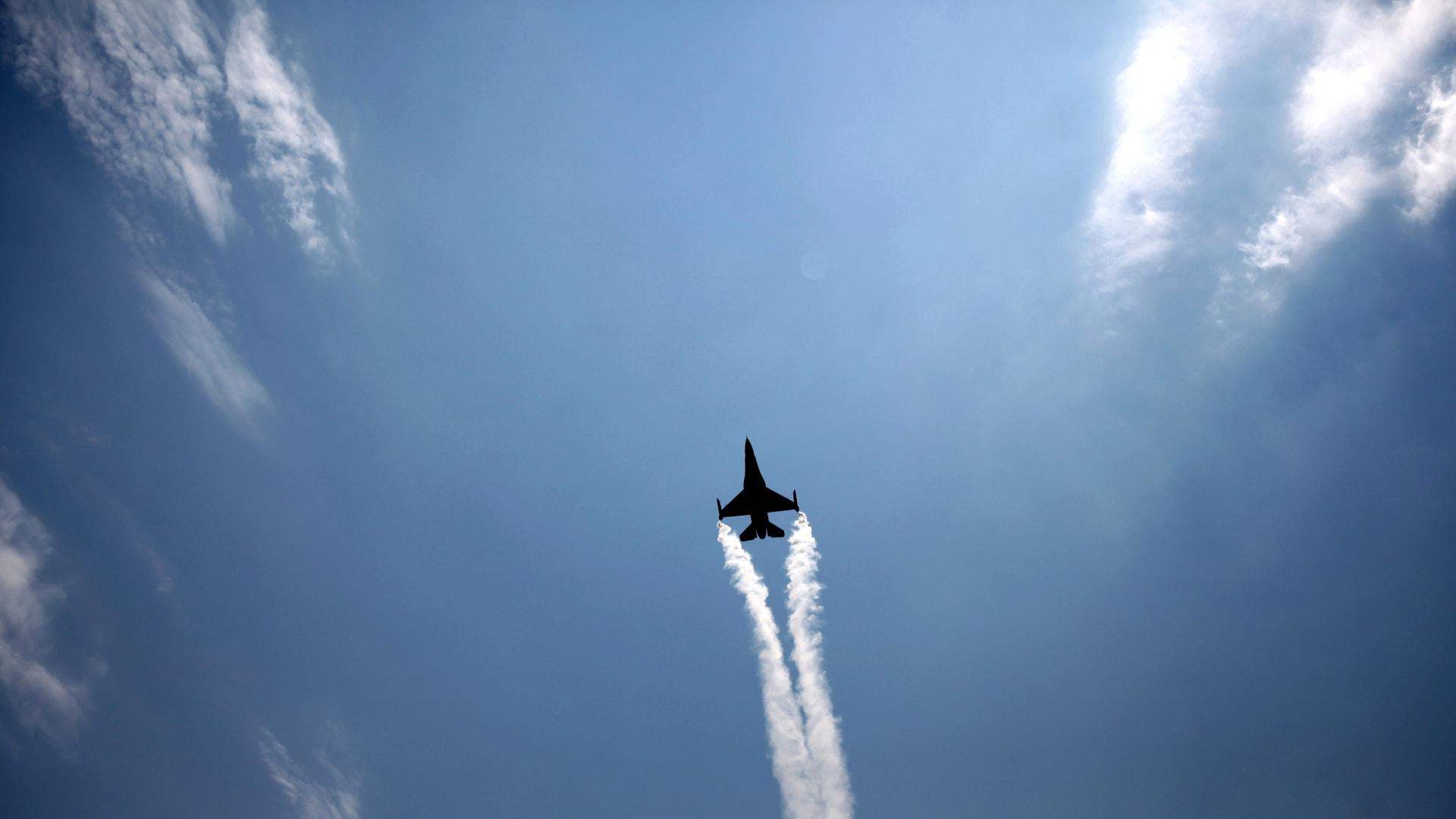 فڕۆکەیەکی نەناسراو کاروانێکی چەکی ئێرانی لە سوریا کردە ئامانج 