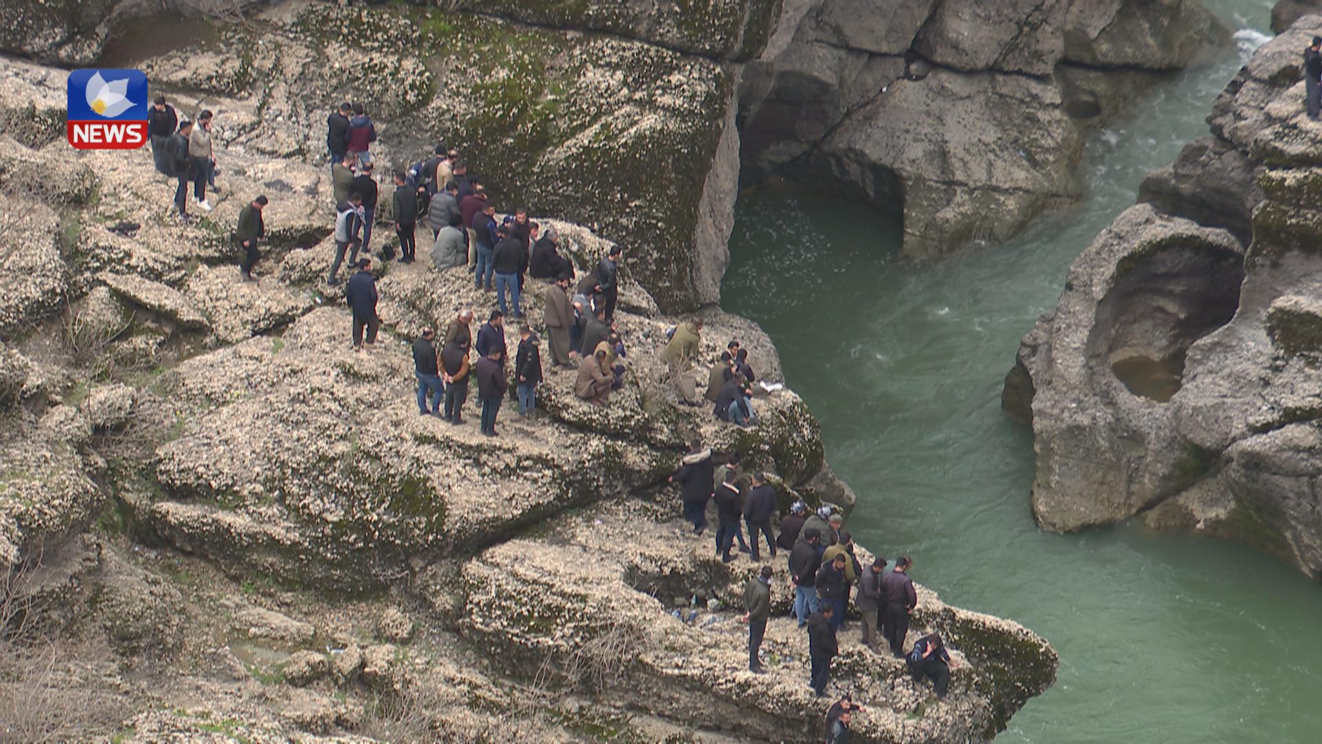 ژنانی سێ گوند خواردن ئامادە دەکەن بۆ ئەوانەی بە دوای سێ گەنجەکەی ماوەتدا دەگەڕێن