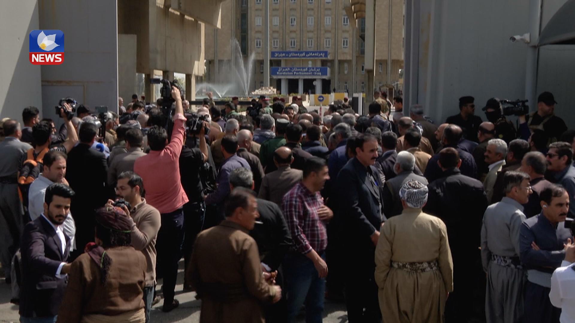 پێشمەرگە دێرینەکان لە بەردەم پەرلەمانی کوردستان گردبوونەوە