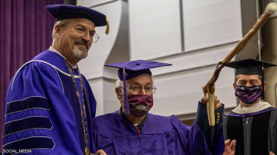 ھاوڵاتییەکی ئەمریکی لە تەمەنی ٩٧ ساڵیدا خوێندنی زانکۆ تەواو دەکات