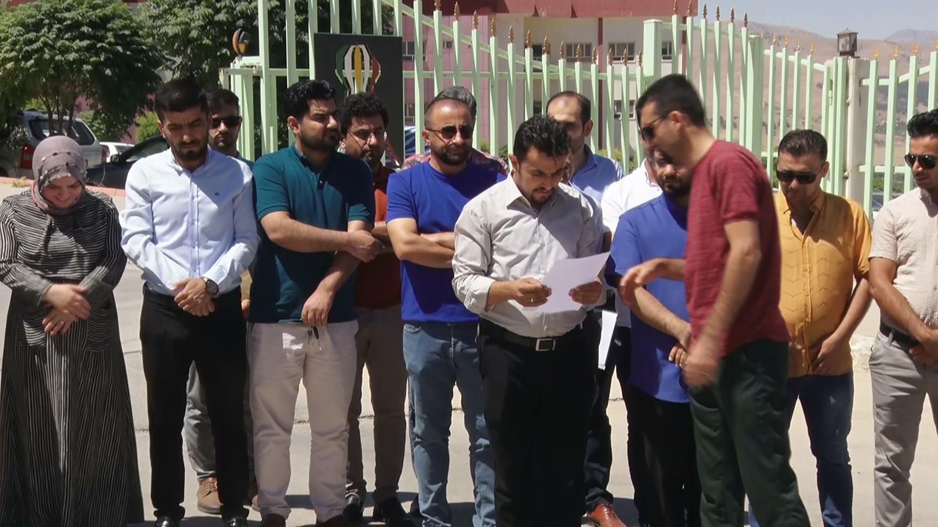 مامۆستایانی زانکۆ و چالاکوانانی ھەڵەبجە دژی کوشتنی دوو مامۆستاکەی زانکۆی سەڵاحەدین گردبوونەوە