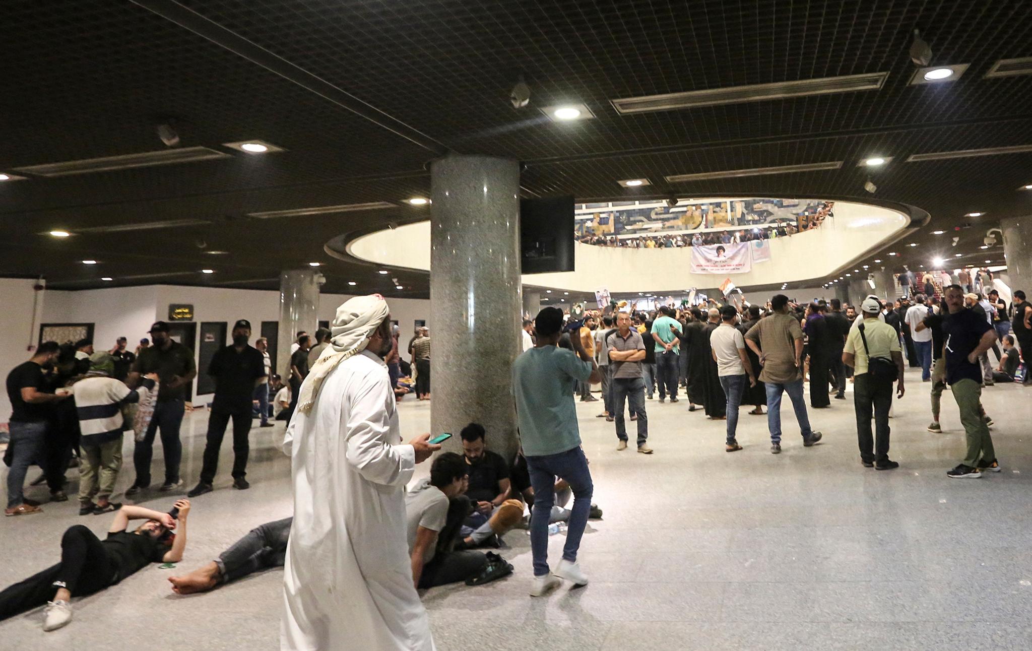 مانگرتنی خۆپیشاندەران لە باڵەخانەی ئەنجومەنی نوێنەرانی عێراق بەردەوامە