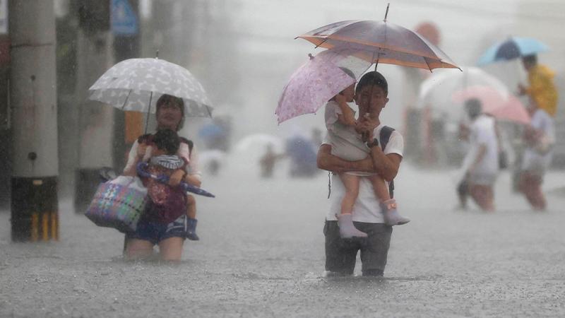 بەھۆی بارانبارینی بەخوڕەوە لەسەرانسەری ژاپۆن لافاو دروستدەبێت 