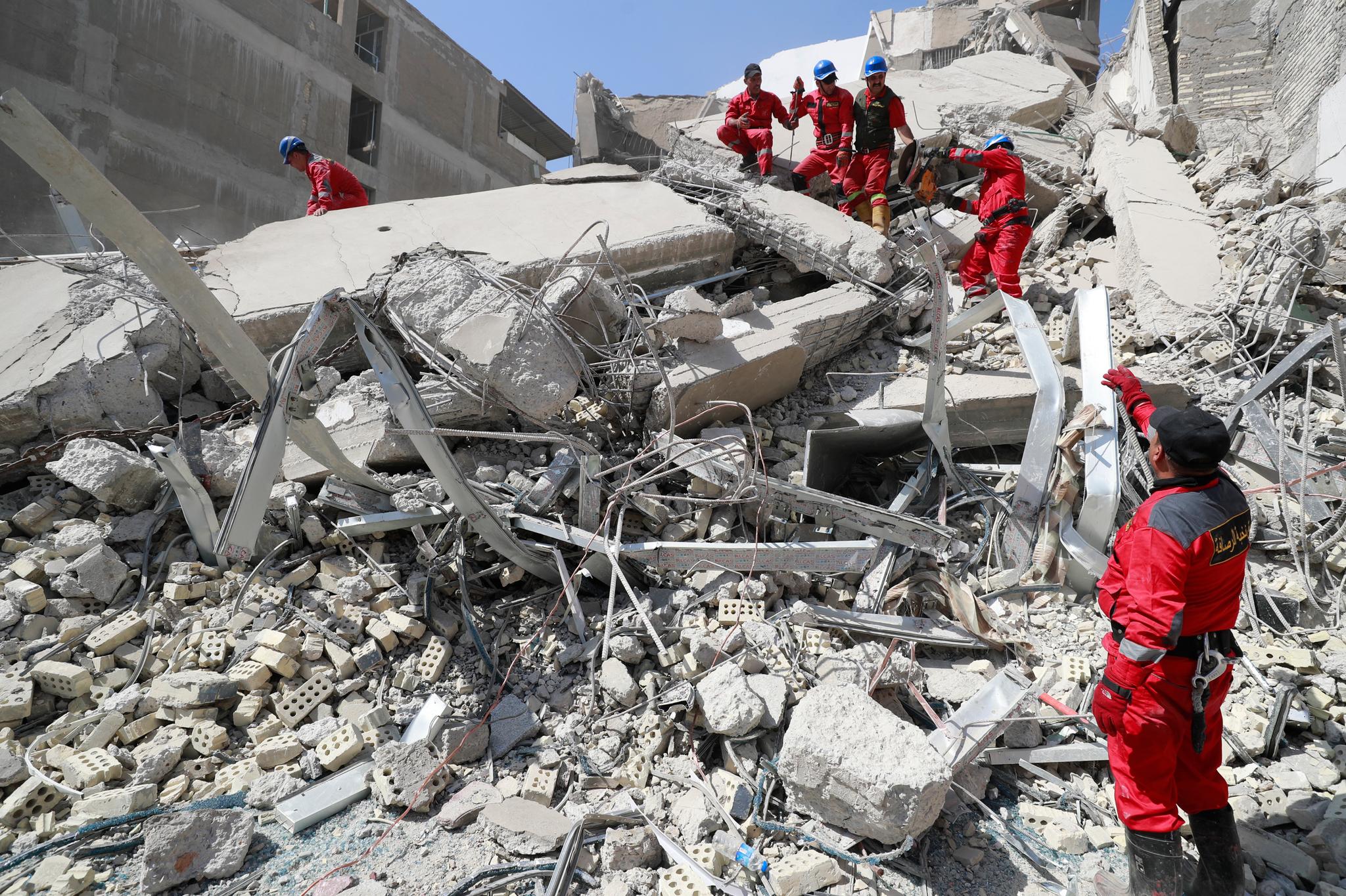 تەرمی دایک و منداڵێک لە ژێر داروپەردووی باڵەخانە رووخاوەکەی بەغداد دەرھێندران