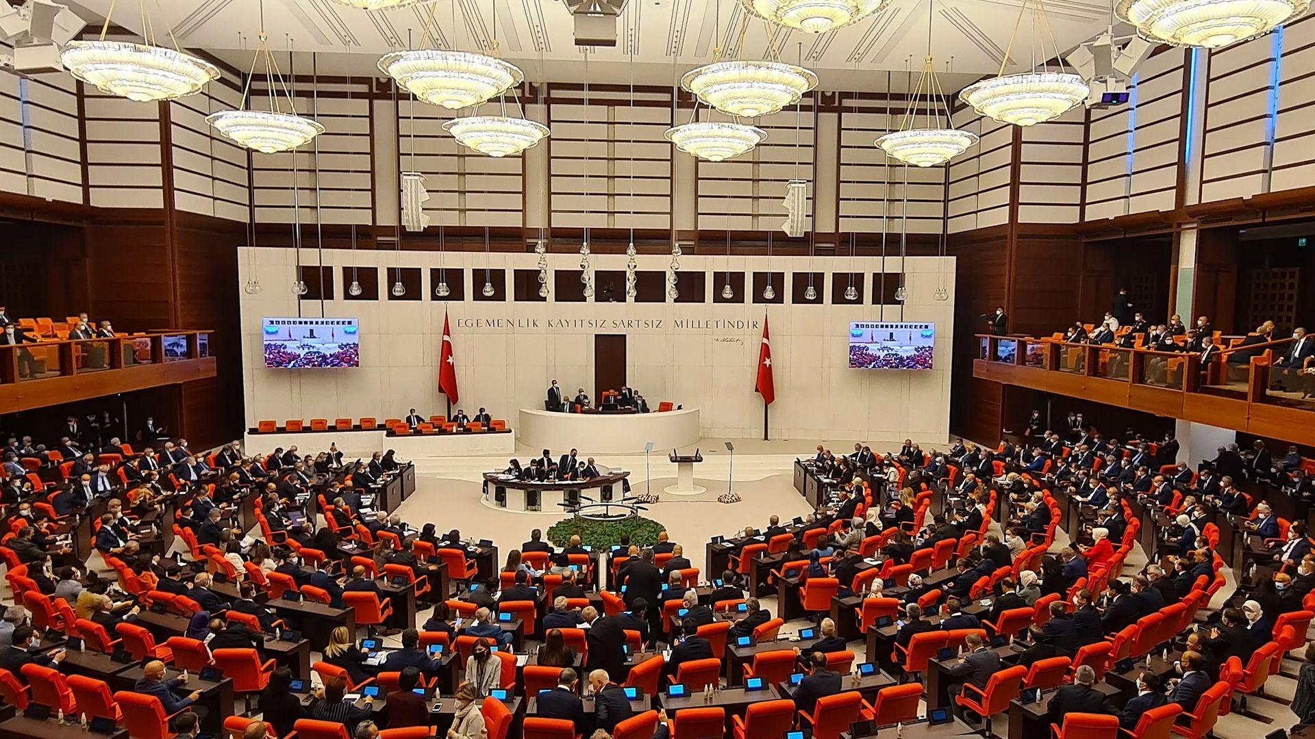 پشووی پەرلەمانی توركیا دواخرا و ماوەی كاركردنی درێژكرایەوە