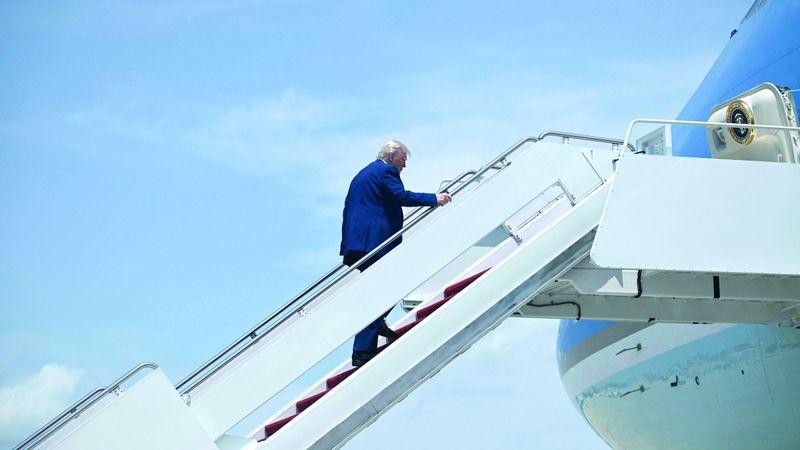 "إجراءات أمنية مشددة" تستدعي تغيير سلّم طائرة ترامب