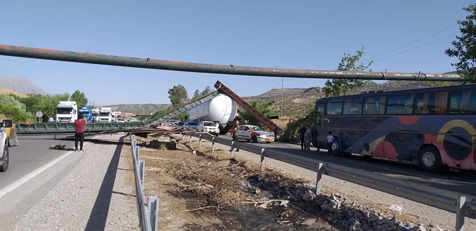 لەسەر رێگای سلێمانی_دوکان بارھەڵگرێک خۆی کێشا بە ڕاگرێکی بۆری گواستەوەی ئاو