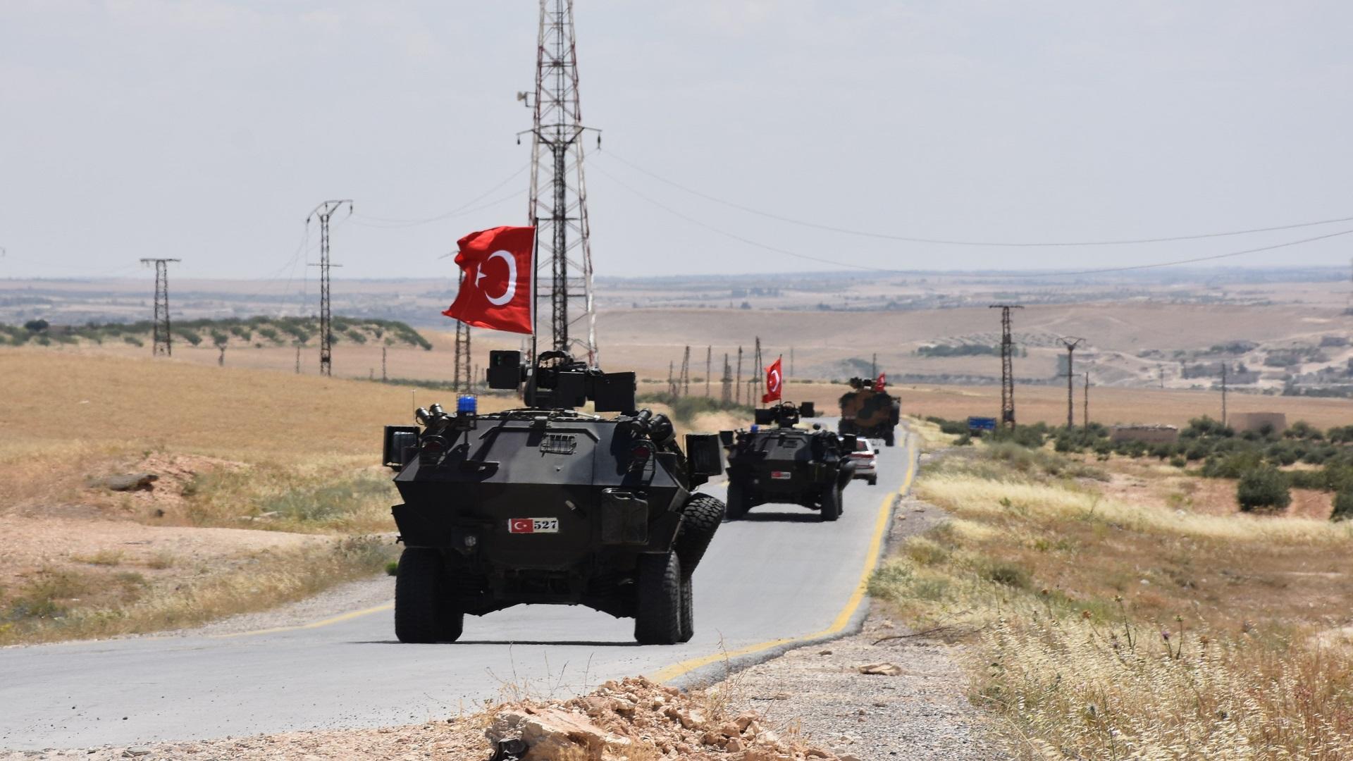 سوپای تورکیا و گروپە ھاوپەیمانەکانی دەوروبەری مەنبەجیان تۆپباران کرد