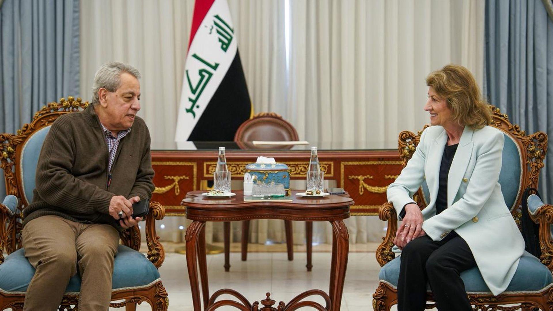 خانمی یەکەمی عیراق پێشوازی لە هونەرمەند زوهێر محەمەد دەکات