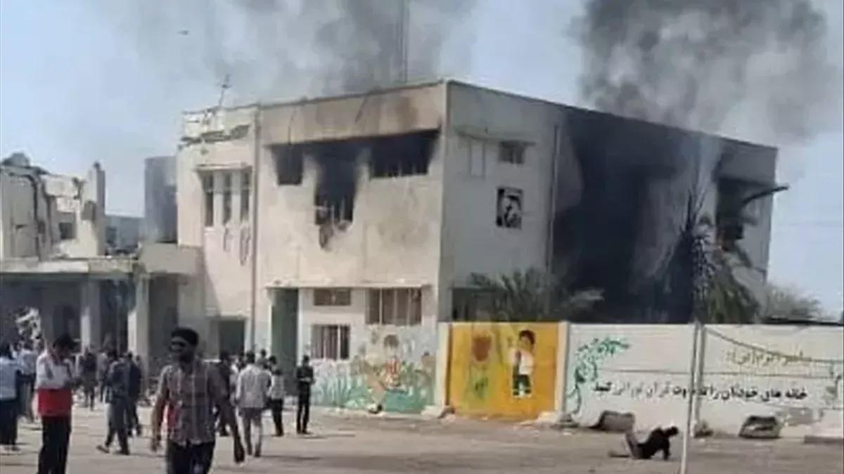 إيران تعلن تحويل الدراسة إلى النظام الإلكتروني بدءاً من الغد