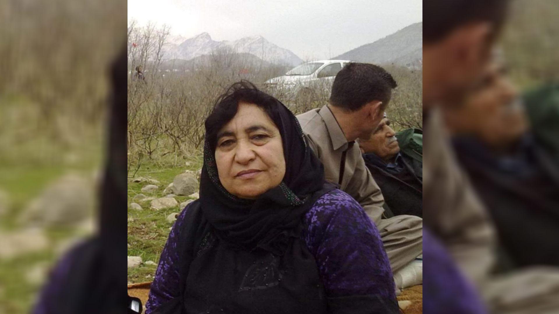 ئەو ژنەی کڵاوەکەی سەری جەواهیری چنیوە کۆچی دوایی کرد