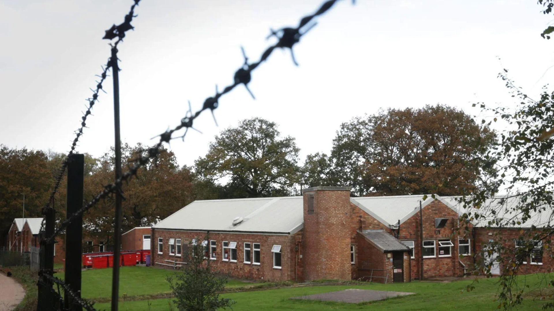 بەریتانیا ئیتر هۆتێل نادات بە پەنابەران و رەوانەی بنکە سەربازییەکانیان دەکات