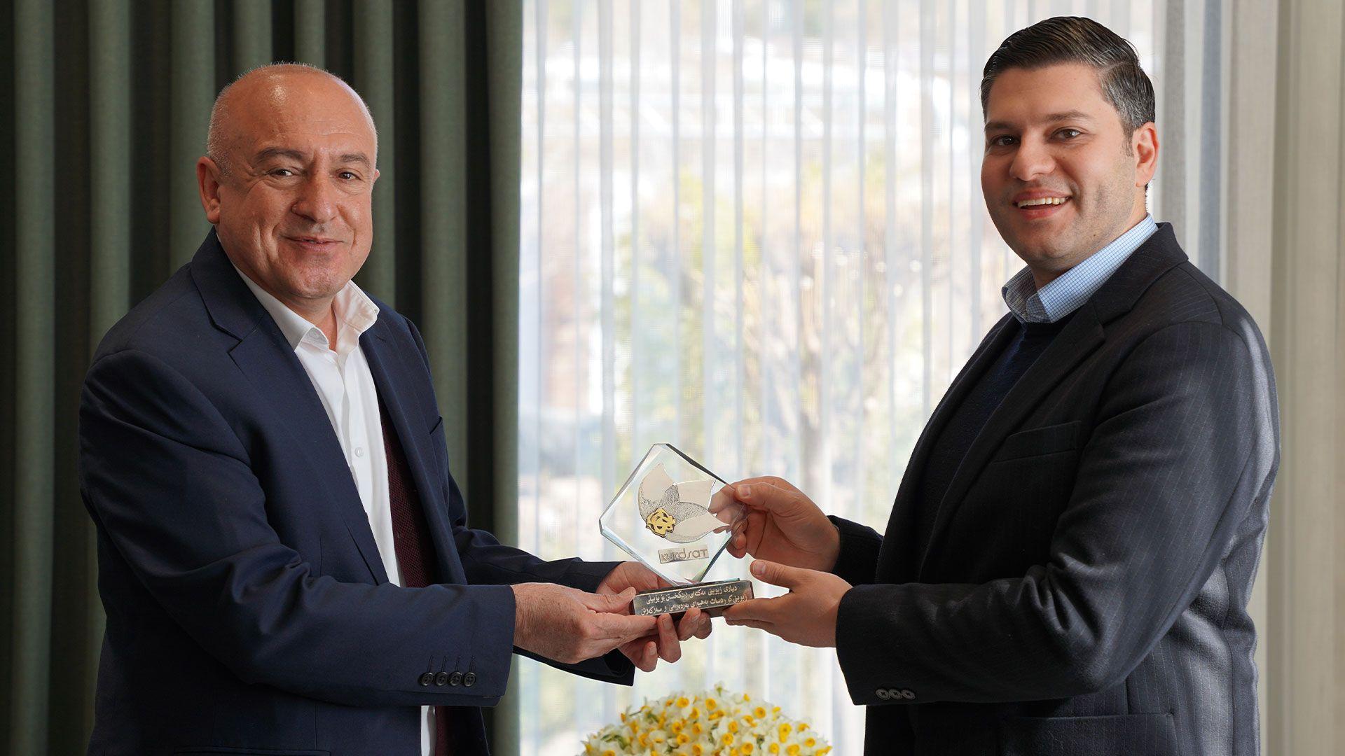 مەکتەبی رێکخستن خەڵاتی یۆبیلی زیوینی پێشکەشی کوردسات کرد

