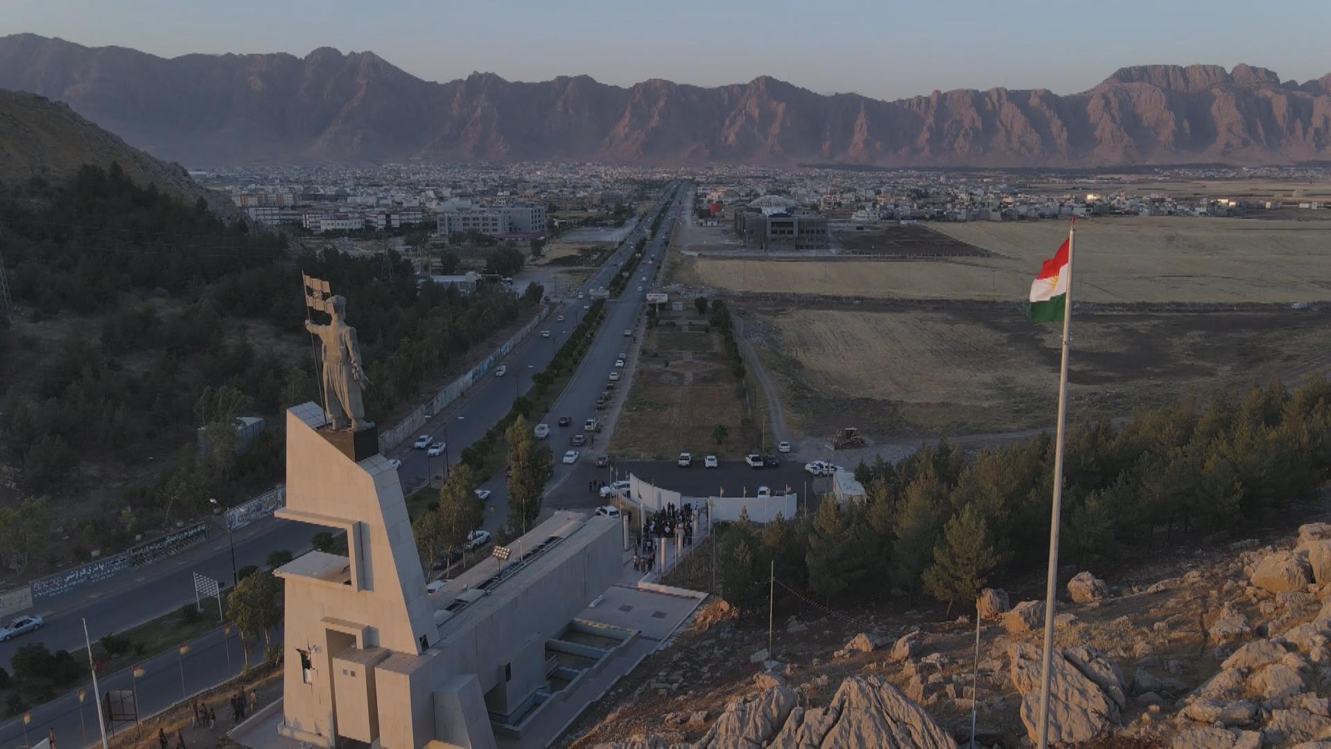  ئاڵایەکی گەورەی کوردستان لە مۆنۆمێنتی شەھیدان لە رانیەھەڵکرا