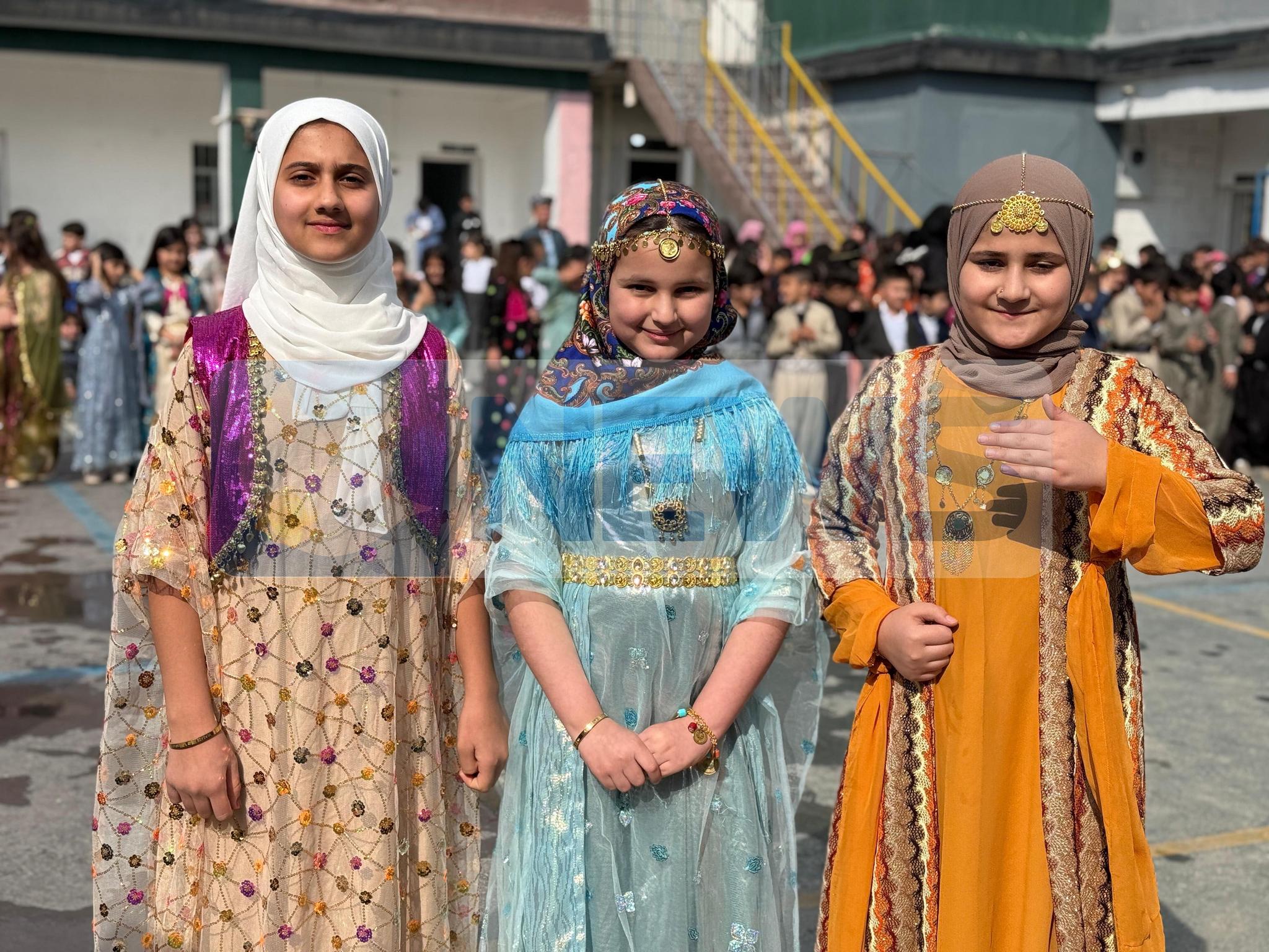 لە رۆژی جلیی نەتەوەییدا خوێندکارانی خوێندنگەی چوارقوڕنەی بنەڕەتی جلی کوردییان پۆشیوە