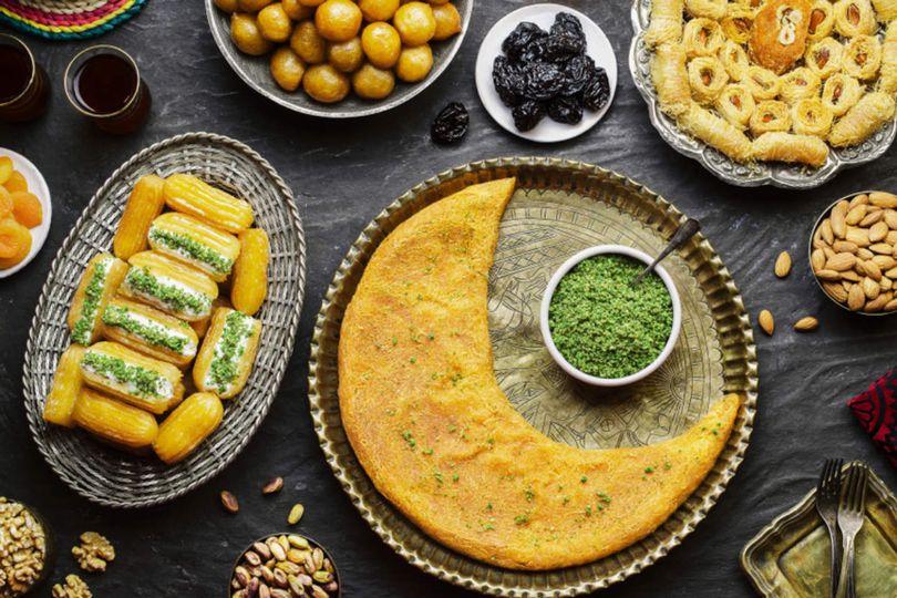 حاجة ام عادة.. لماذا تزداد شهيتنا للحلويات في شهر رمضان؟