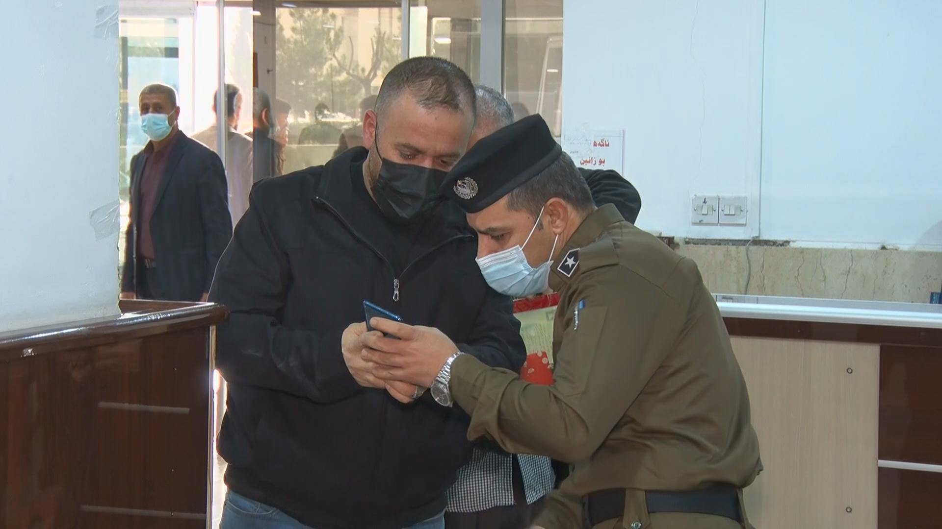 لە بەڕێوەبەرایەتییەکانی دھۆک پشکنین یاخود کارتی ڤاکسین کراوەتە مەرج