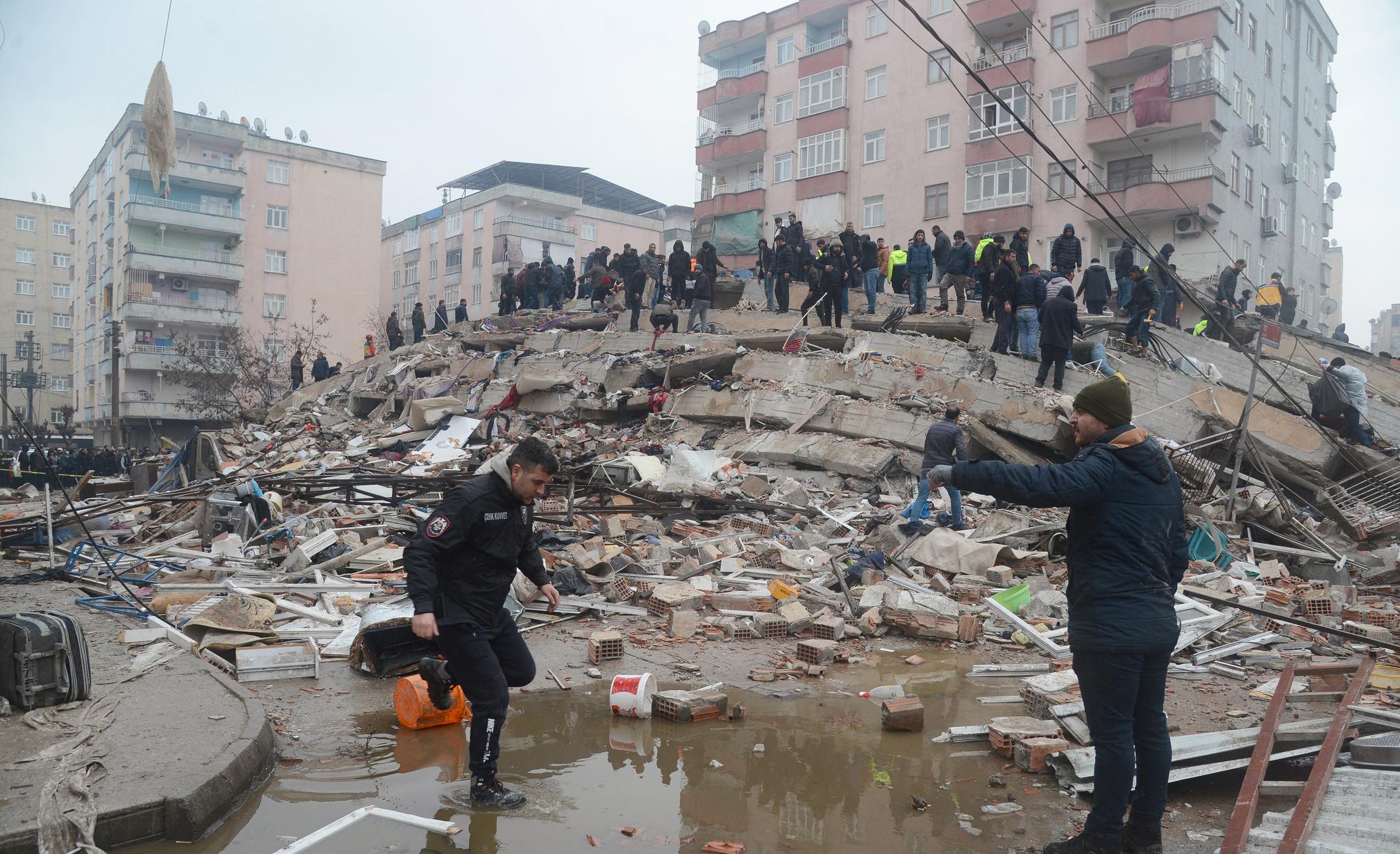 Turkey quake killed 912 and injured more than 5,000, Erdogan says