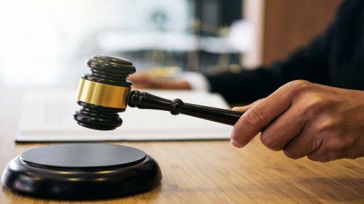 السجن 50 عاما لامرأة أجبرت 3 أطفال على العيش مع جثة