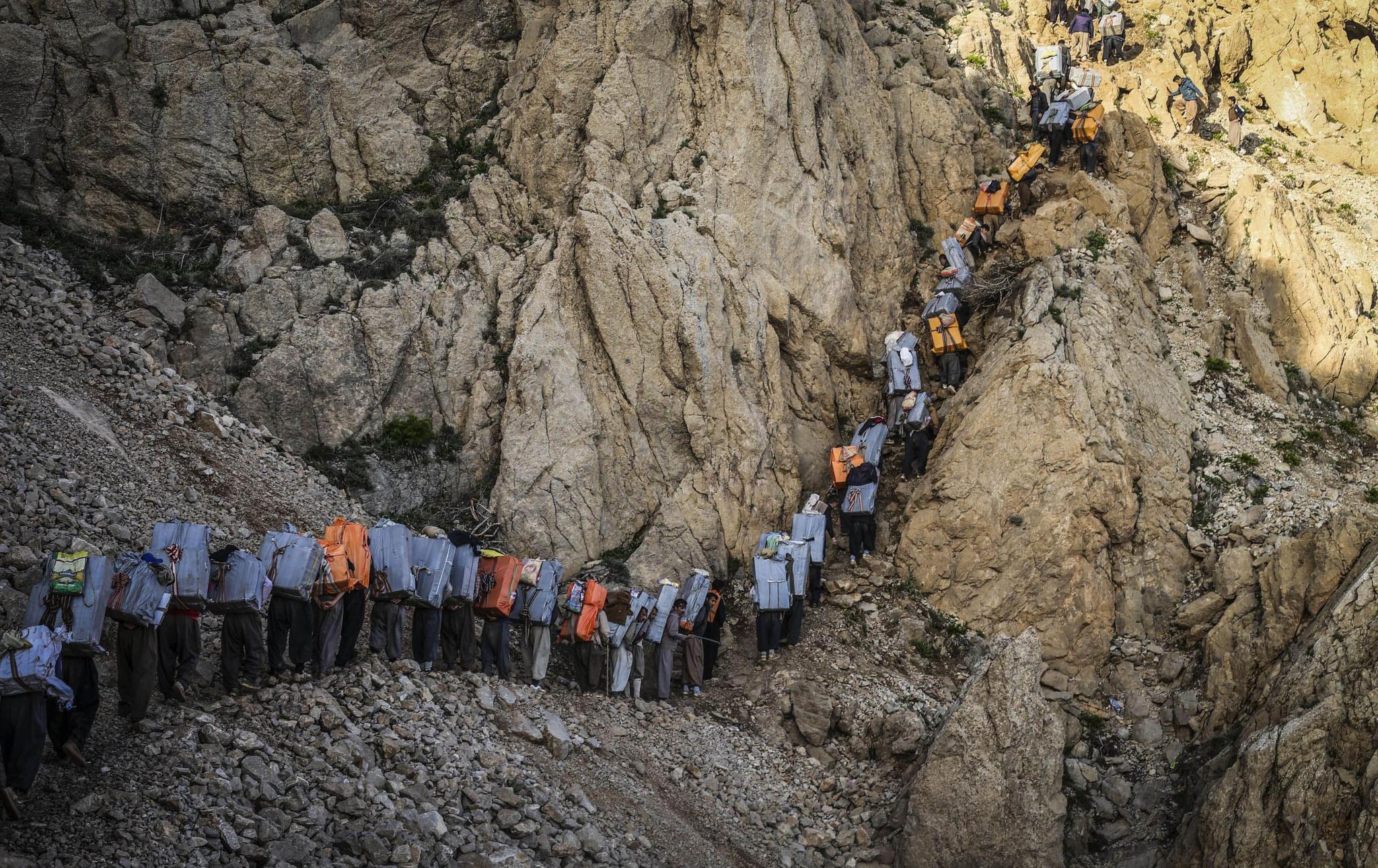 چوار کۆڵبەر لە شاری نەوسوود بە تەقەی ھێزە ئەمنییەکانی ئێران برینداردەبن