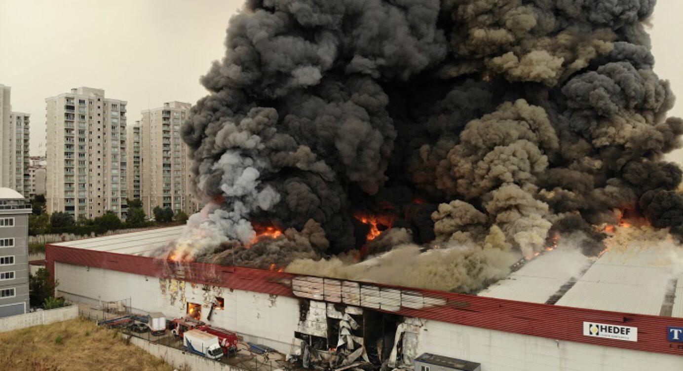 لە ئیستەنبوڵ ئاگرێکی گەورە کەوتەوە