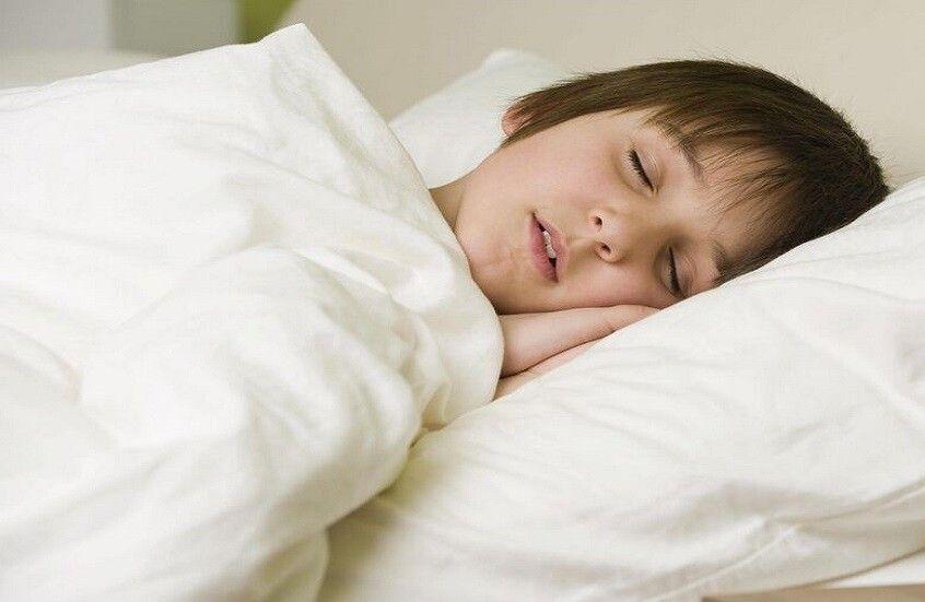 تعرف على مخاطر نوم الطفل مع الوالدين