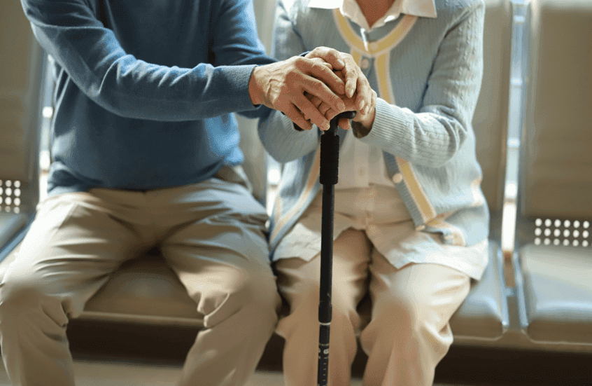 الشيخوخة لا تقتلنا.. دراسة جدلية تكشف الأسباب الحقيقية للوفاة