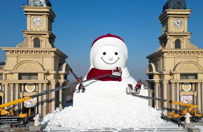 في 11 يوما فقط.. الصين تبني رجل ثلج بارتفاع 6 طوابق