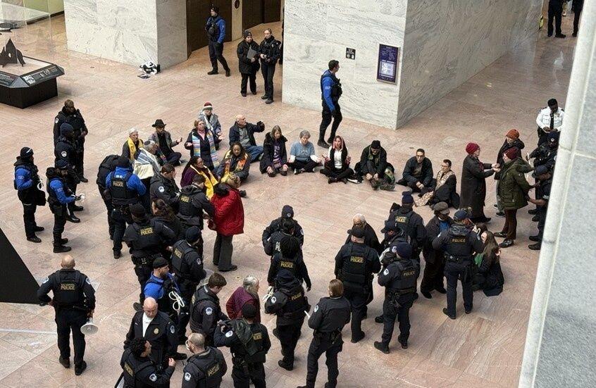 اعتقال رجال الدين فى واشنطن بعد إعتراضهم على سياسات ترامب للهجرة