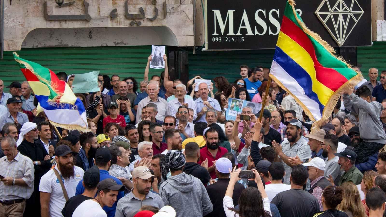  إنزال العلم السوري الجديد ورفع راية الدروز في السويداء
