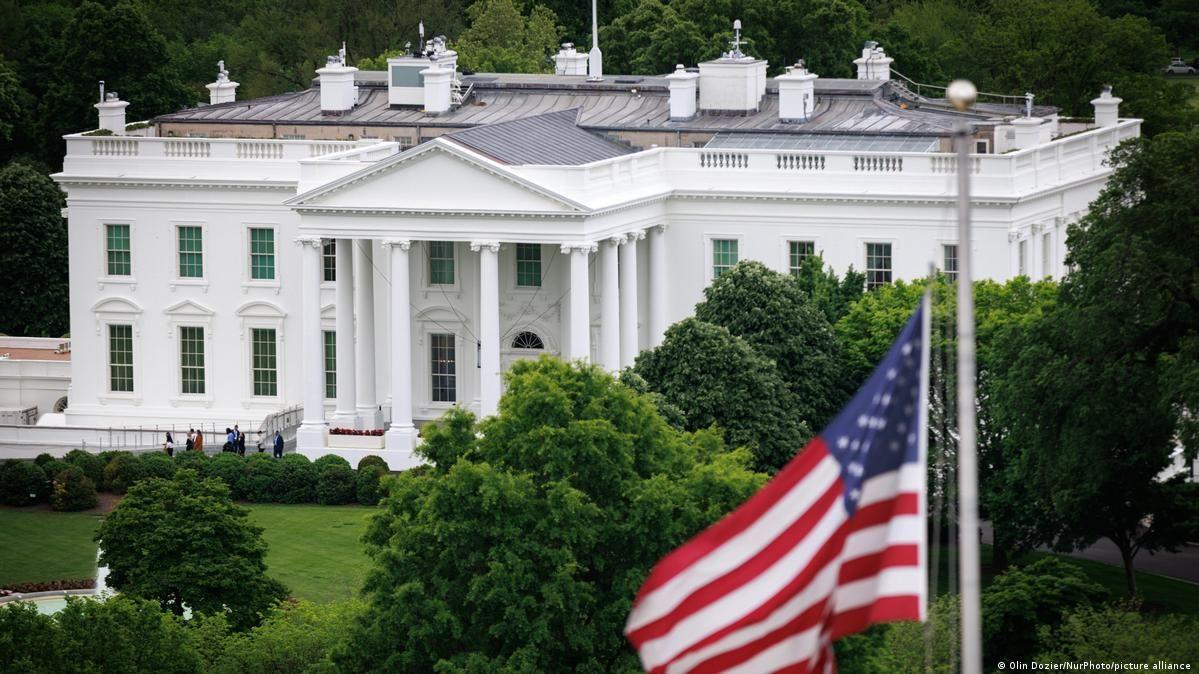 البيت الأبيض: الولايات المتحدة ستنهي بعض الإجراءات الجمركية بعد قرار المحكمة العليا