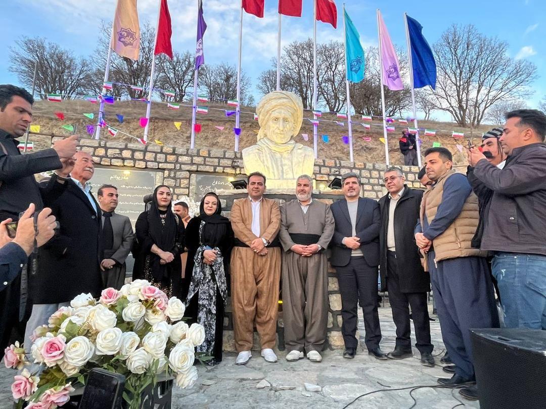 له شاری مه‌ریوان په‌رده له‌سه‌ر په‌یکه‌ری شاعیری ناوداری کورد قانع" لادرا"