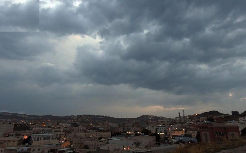 كتلة هوائية باردة تعانق العراق.. نسمات شتوية مبكرة تدعو لارتداء الملابس الثقيلة