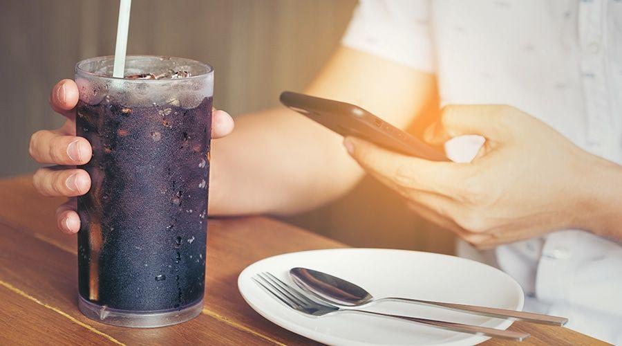 تعرف على تأثير المشروبات الغـازية على الصحـة النفسيـة