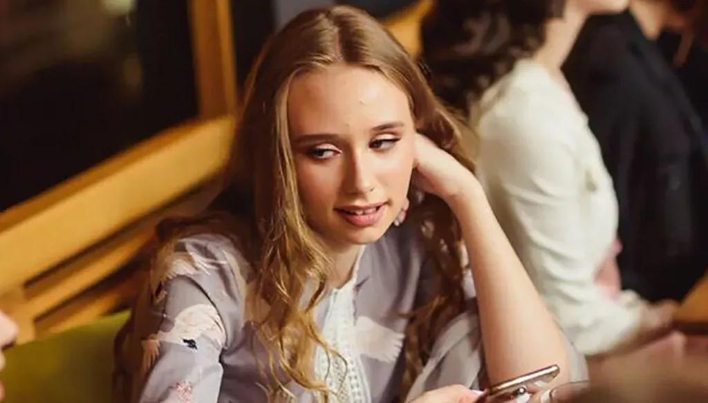 ابنة بوتن "السرية" تكسر صمتها بشأن والدها 