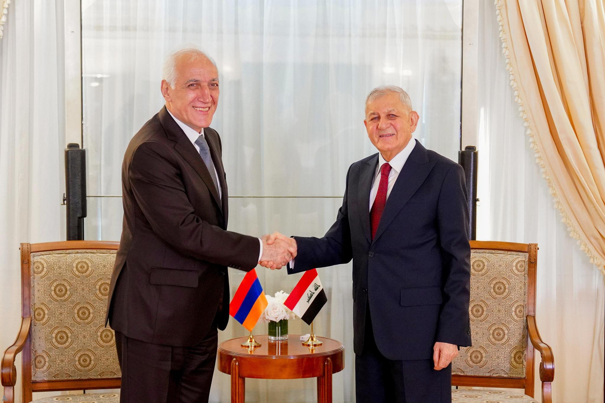 رئيس الجمهورية ونظيره الأرميني يؤكدان ضرورة تعزيز مبدأ الحوار لحل النزاعات