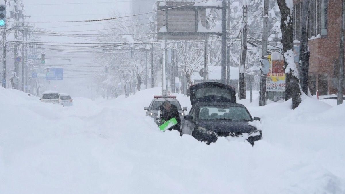 شەپۆلێكی بەهێزی بەفربارین ژاپۆنی گرتوەتەوە و شارێكی داپۆشیوە
