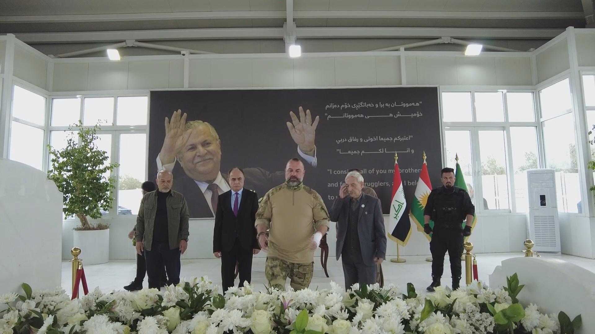 سەرۆک عەشیرەتی دۆڵەمەری، دیاریەک پێشکەش بە دامەزراوەی سەرۆک مام جەلال تاڵەبانی دەکات