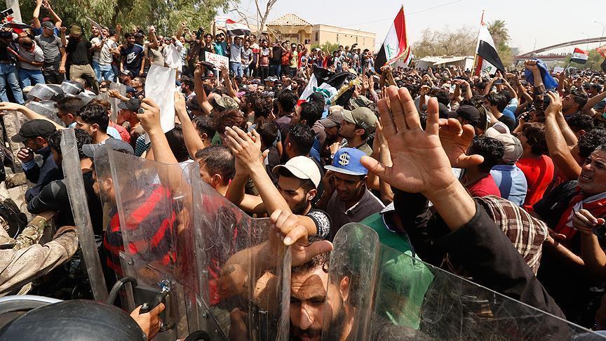 بەھۆی بێکارەبایی دانیشتوانی بەسرە و زیقار ناڕەزایی دەردەبڕن