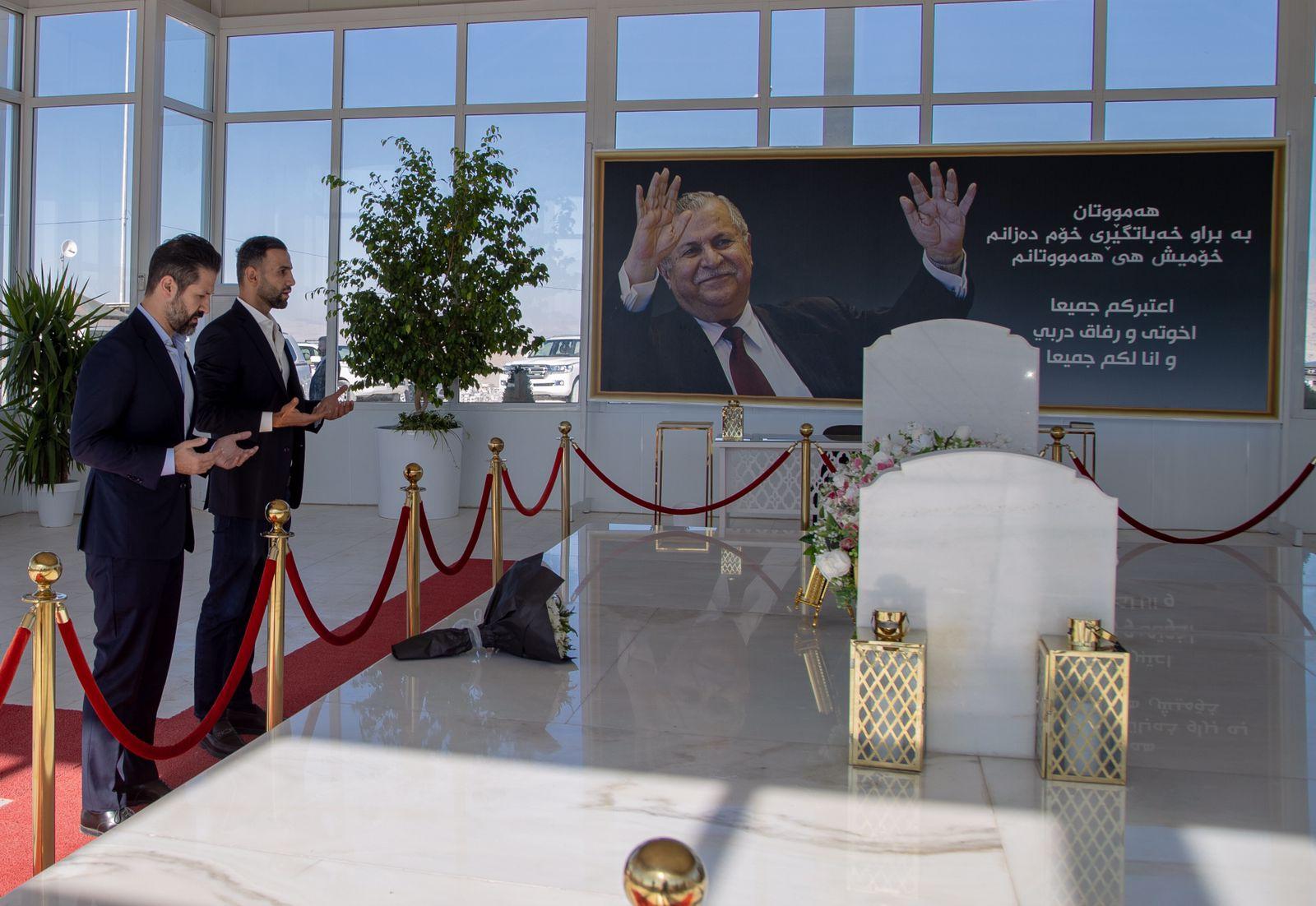  قوباد تاڵەبانی و چیا نەوشیروان مستەفا سەردانی مەزاری سەرۆک مام جەلال و نەوشیروان مستەفایان کرد