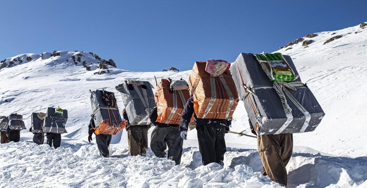 پێنج کۆڵبەر لە سنورەکانی رۆژھەڵات بە تەقەی ھێزە ئەمنییەکان برینداربوون