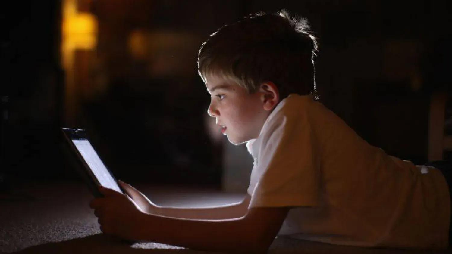 المركز الاستراتيجي لحقوق الإنسان في العراق: 78% من أطفال العراق يستخدمون الإنترنت دون سن الـ14