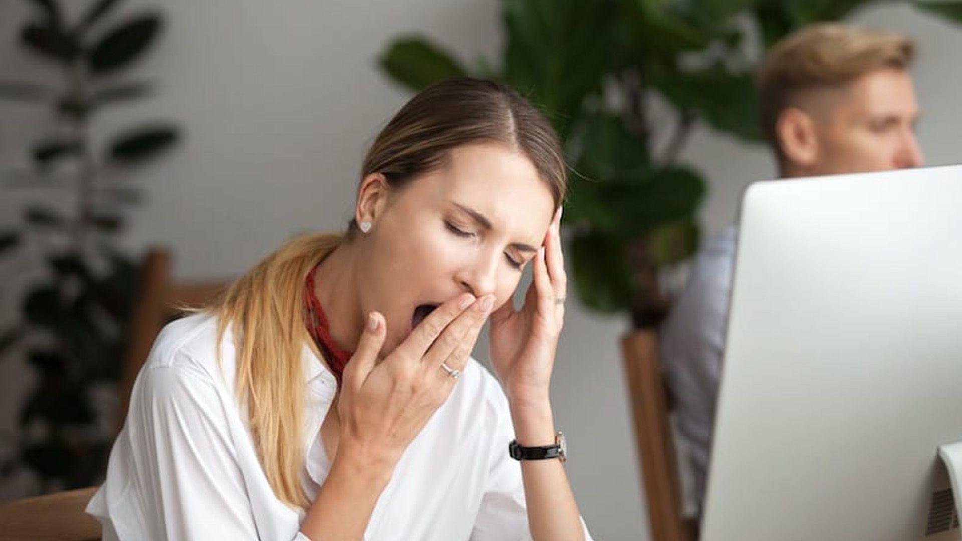 هۆکارە شاراوەکانی خەواڵوویی بەردەوام چین؟