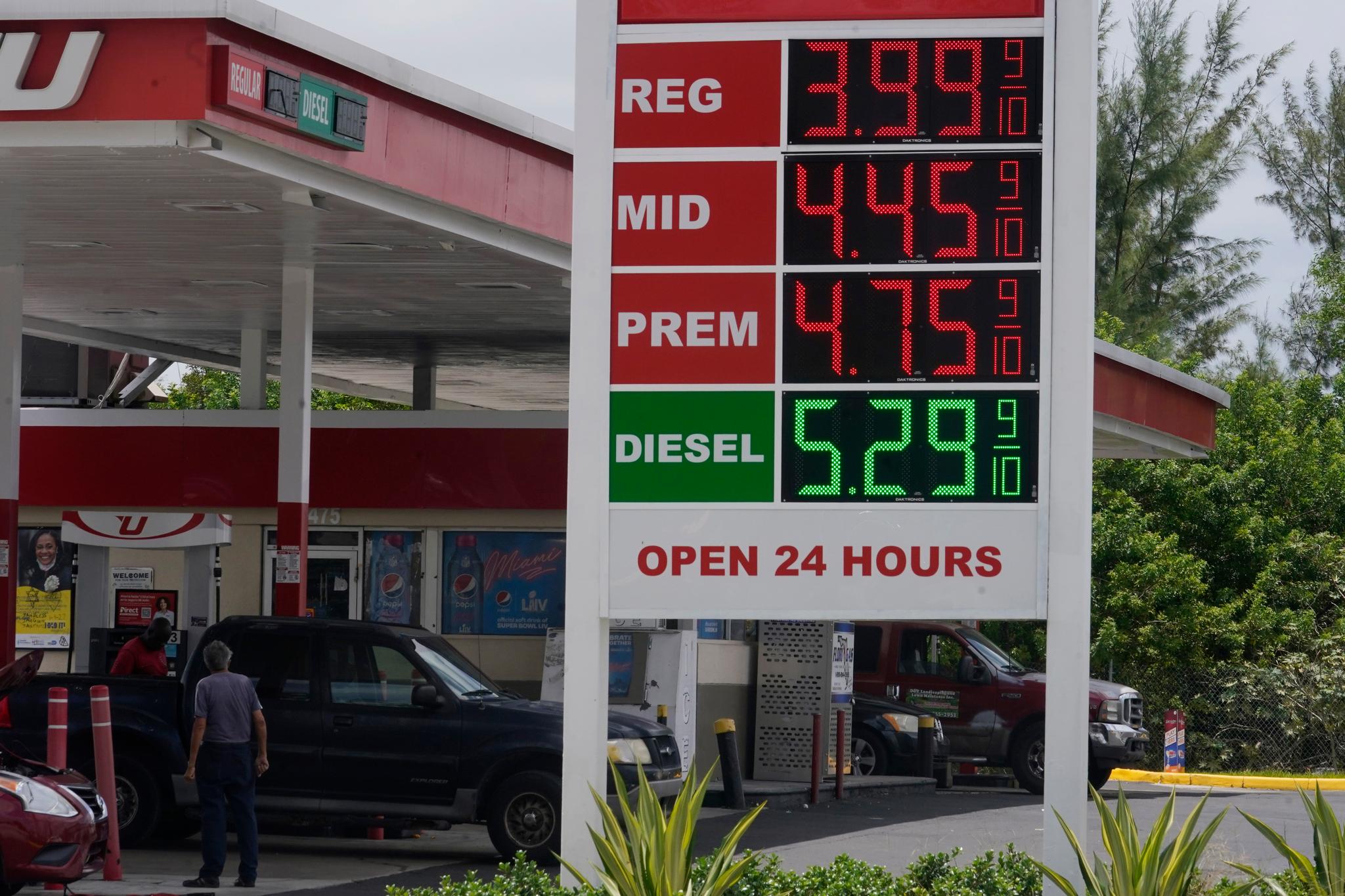 Oil prices rose after supplies stopped via a Russian pipeline