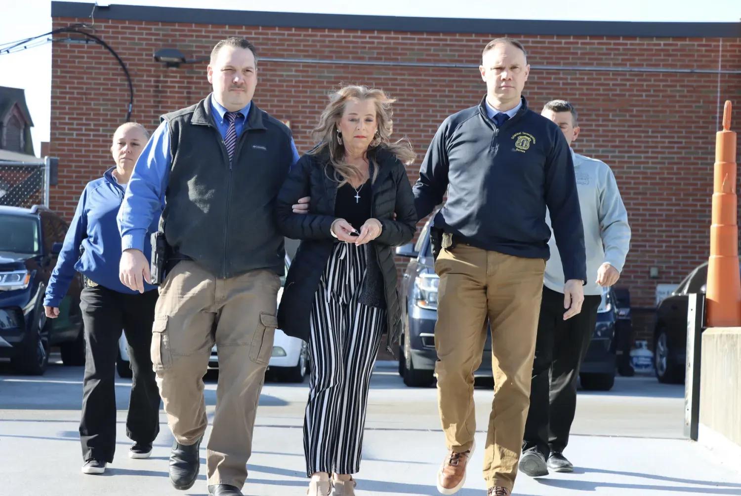 أضرم النار في غرفته للفت الانتباه.. إنقاذ شاب احتجزته زوجة والده في المنزل 20 عاما