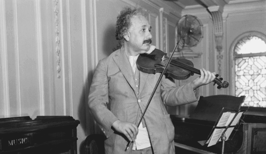 مزاد بريطاني يبيع كمان آينشتاين بـ1.5 مليون دولار