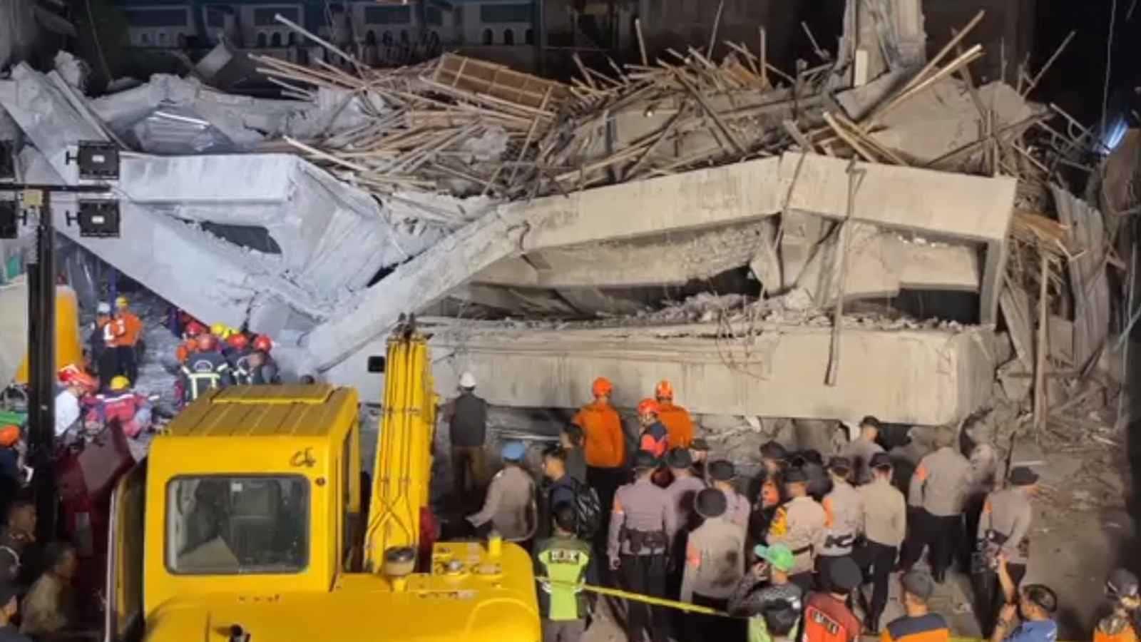 مصرع واصابة العشرات في انهيار مدرسة إسلامية داخلية في إندونيسيا